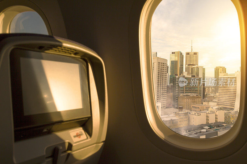 布里斯班市，昆士兰，澳大利亚。从机场起飞后，从飞机经济舱的窗口俯瞰日落/日出的天空。